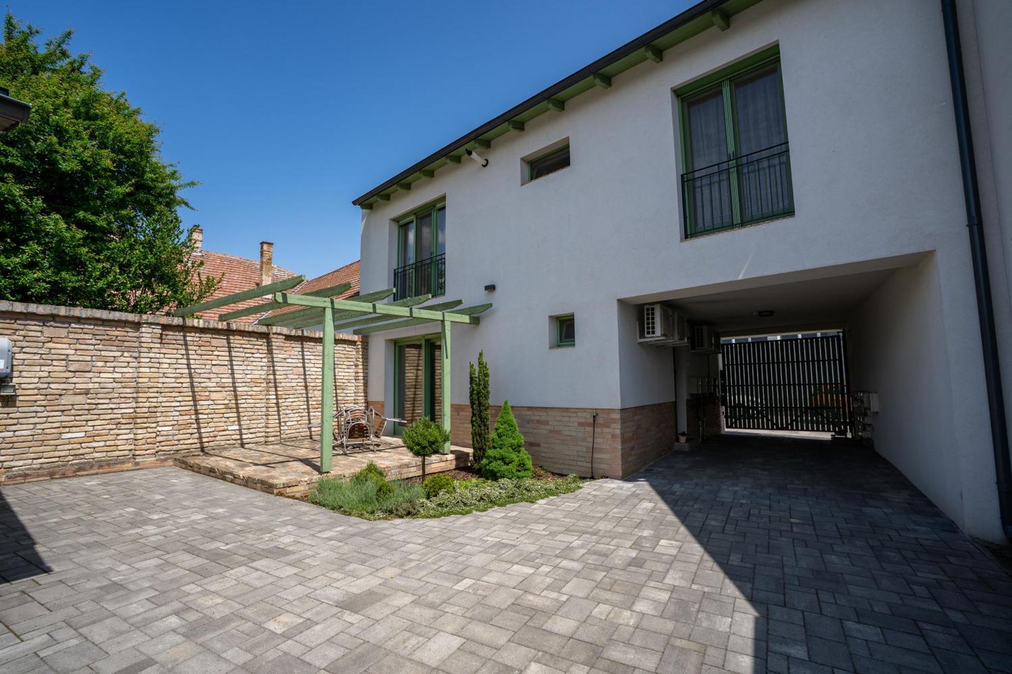 Jókai Apartman Dunafoldvar Bagian luar foto